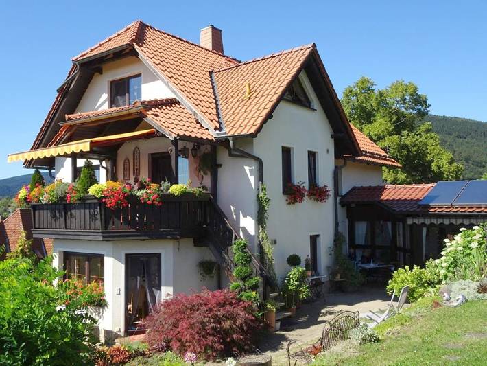 Ferienwohnung für 4 Personen, mit Ausblick und Garten in Frankenblick