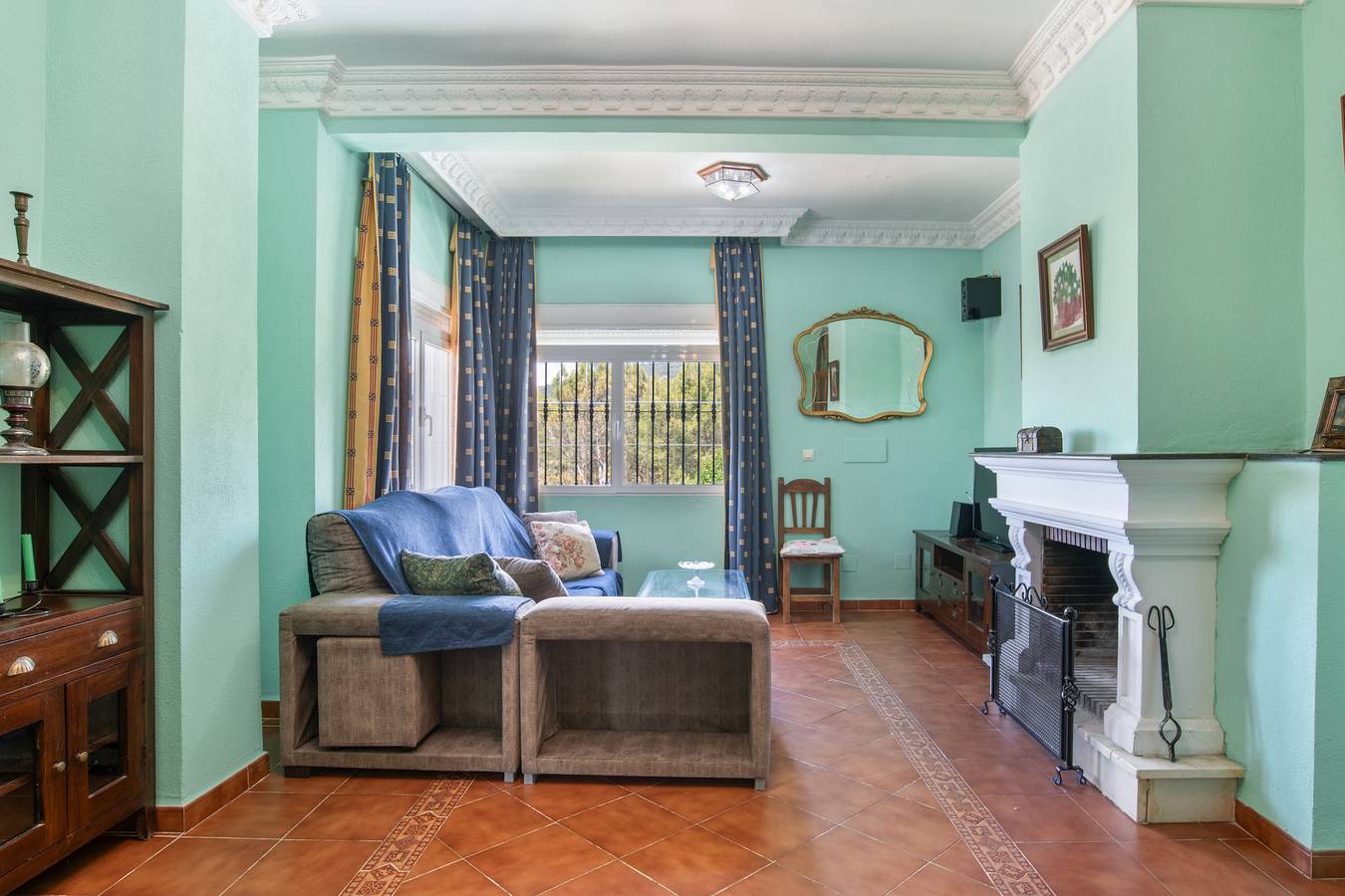 Entire apartment, Apartamento Cantarrana 1" with mountain views, pool, Wi-Fi, and air conditioning in Arriate, Málaga Province