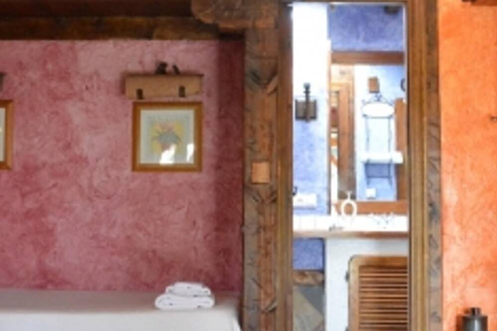 Habitación Triple Básica: Entrada privada y porche in Olmedo (Spain), Provincia de Valladolid