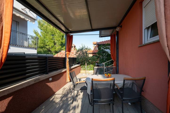 Apartament wakacyjny dla 5 osób, z Balkon/ taras w Petrcane