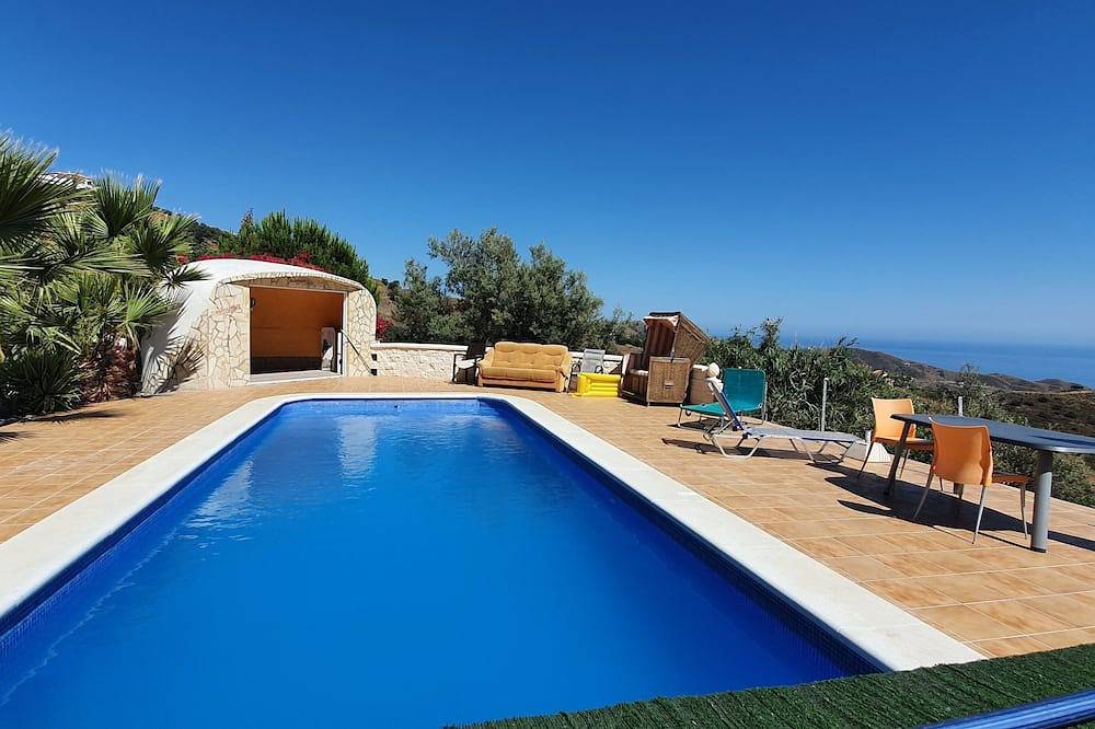 Ganze Wohnung, Ferienwohnung 1 auf der schön gelegenen Finca mit Pool und Meerblick in Sayalonga, Costa del Sol