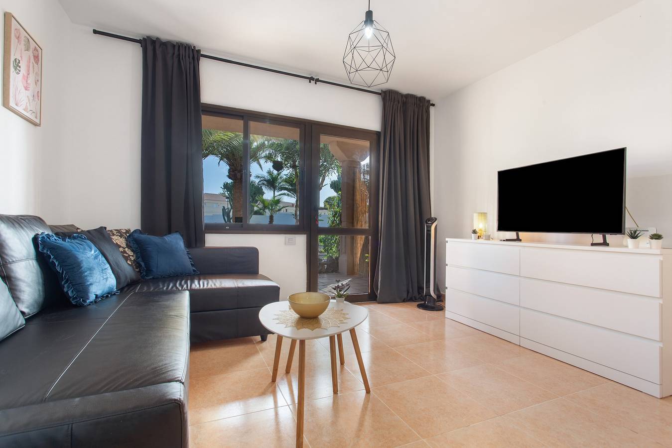 Entire apartment, Coral Bliss Apartment with Shared Pool, Private Terrace, and Wi-Fi in Corralejo, La Oliva