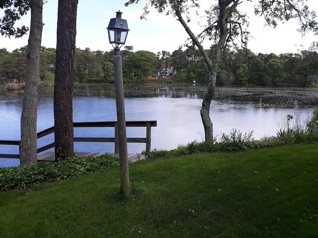 Ganze Wohnung, Gorgeous lake beachfront private apartment with canoe, kayaks, & home theatre in East Harwich, Harwich