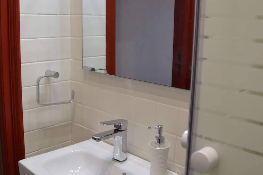 Apartamento entero, Vista al mar con balcón, Antibes antiguos, 2 personas in Antibes, Region de Cannes