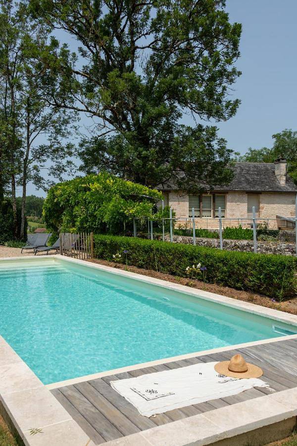 Location de vacances pour 12 personnes, avec vue ainsi que piscine et jardin à Saint-Cernin-de-Larche