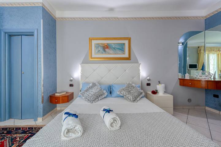 Entire apartment, Room 'Il Geco - Blu' with Shared Terrace, Wi-Fi and Air Conditioning in Salice Salentino, Lecce Province
