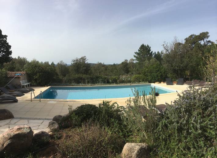 Gîte pour 4 personnes, avec terrasse ainsi que jardin et piscine