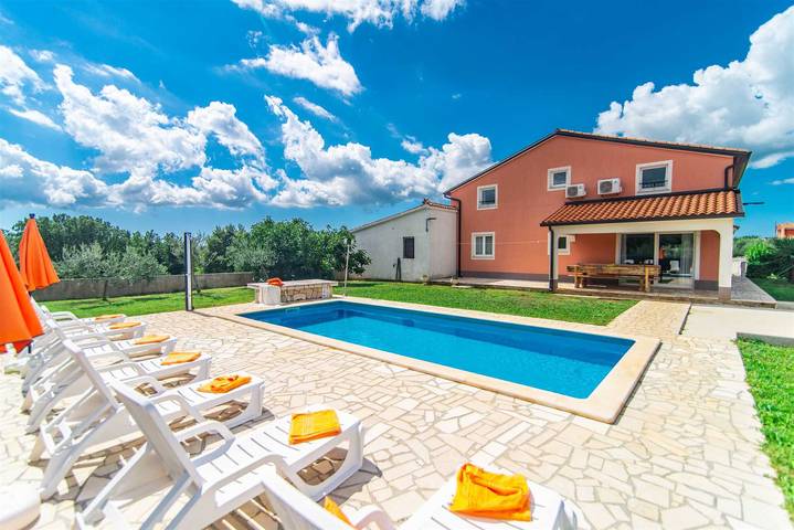 Ferienhaus für 12 Personen, mit Balkon und Terrasse sowie Garten und Pool in Vošteni