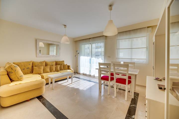 Entire apartment, Holiday Apartment "Banana" with Sea View, Shared Pool & A/C in Marbella Centre, Marbella