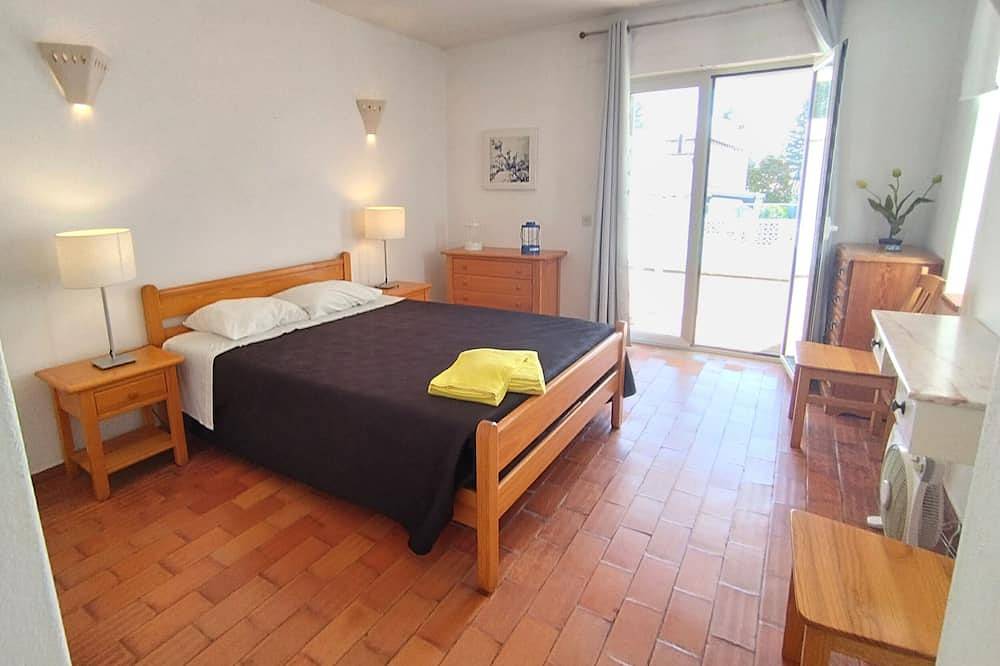 Private Pool and just 3 mins Walk to Blue Flag Beach, Restaurants and Promenade. in Praia da Luz, Faro District
