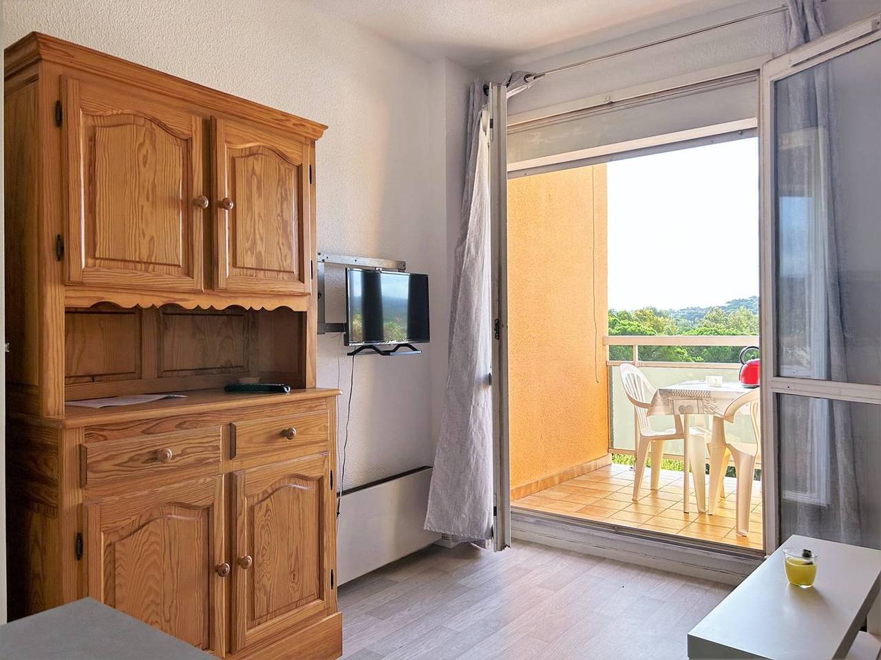 Entire apartment, Cozy 2-Room Apartment, Sleeps 5, Near Beach with Terrace, Parking, and Optional Amenities in Bormes-les-Mimosas, Parc national Port-Cros