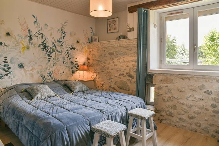 Location de vacances pour 2 personnes, avec Jardin dans Murs-et-Gélignieux