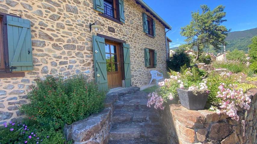 Location de vacances pour 8 personnes, avec Terrasse ainsi que Jardin et Vue à Soulan