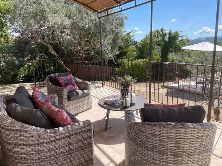 Location de vacances pour 4 personnes, avec piscine ainsi que vue et terrasse à Joucas - 2