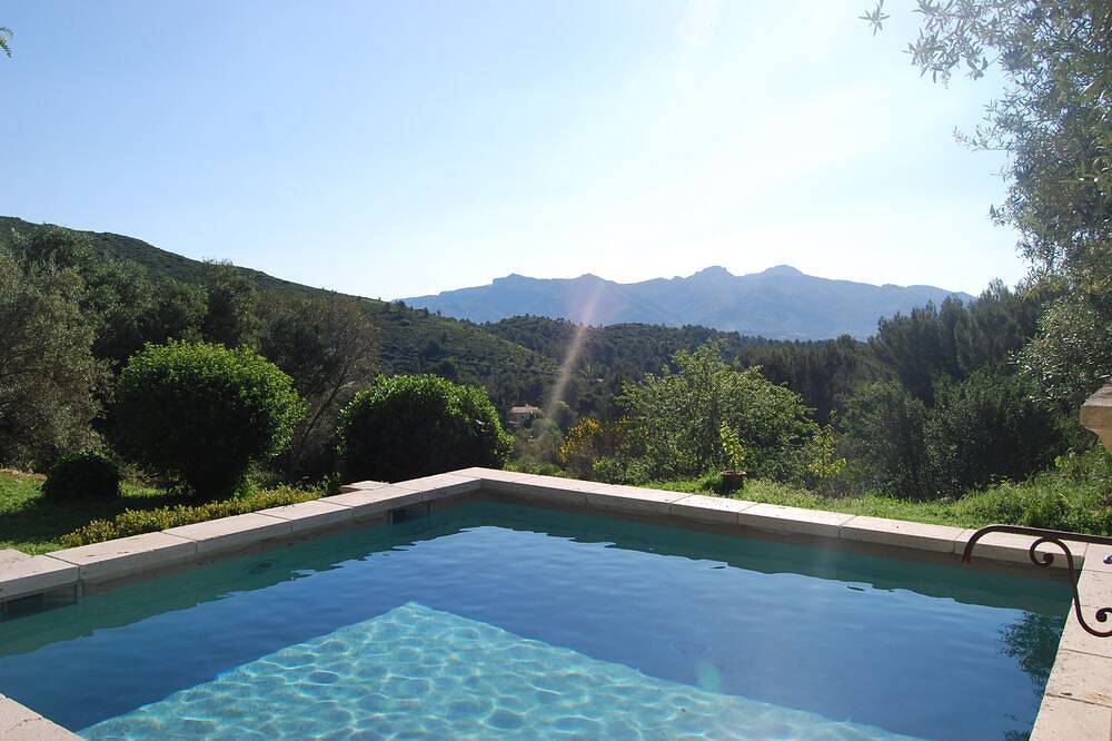 Bastidon au coeur des collines du Garlaban vue imprenable sur la Sainte Baume in Aubagne, Côte méditerranéenne (France)