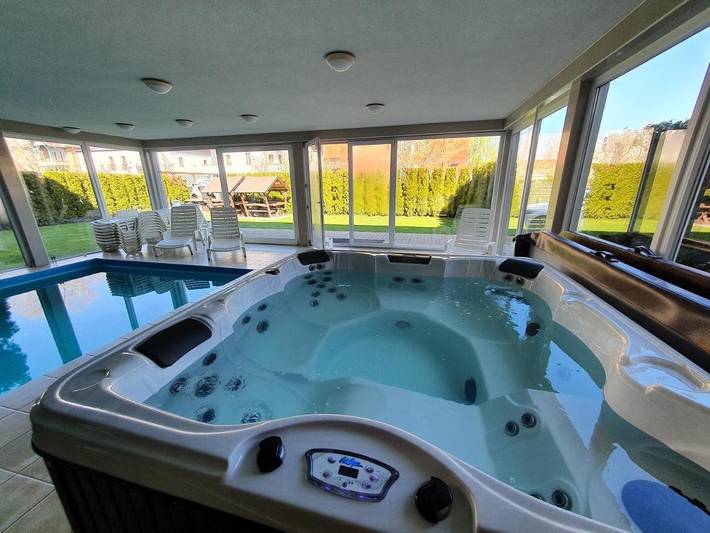 Ferienwohnung für 6 Personen, mit Balkon und Whirlpool sowie Terrasse und Garten in Siofok