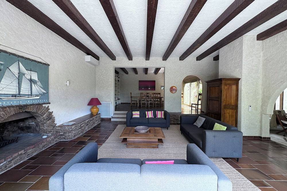 Villa de estilo californiano, espacios abiertos, zona residencial tranquila, con vistas al mar in Les Issambres, Roquebrune-sur-Argens