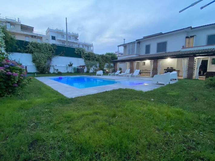 Maison de vacances pour 4 personnes, avec piscine et jardin ainsi que jacuzzi et terrasse