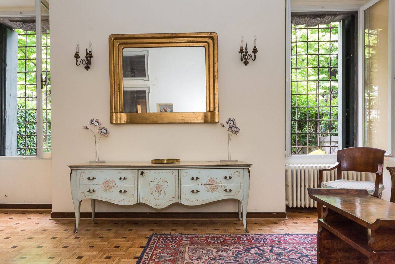 Entire apartment, Spacious and historic three-room apartment with 6 sleeps and private garden. in Centro Storico, Verona