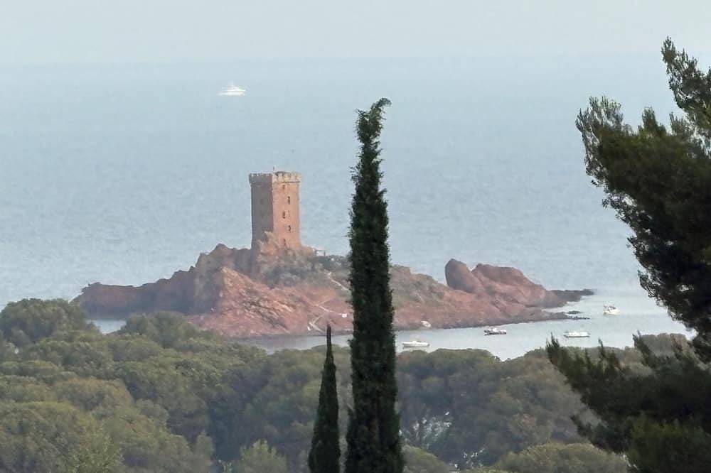 Quiet house with terrace, magnificent sea view, facing Golden Island in Le Dramont, Saint-Raphaël