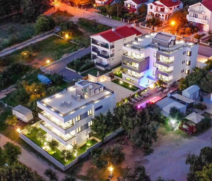 Ferienhaus für 4 Personen, mit Balkon und Terrasse sowie Garten und Pool in Sveti Filip i Jakov