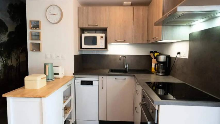 Gîte pour 5 personnes, avec Balcon ainsi que Terrasse et Piscine dans Plage de la Farinette - 4