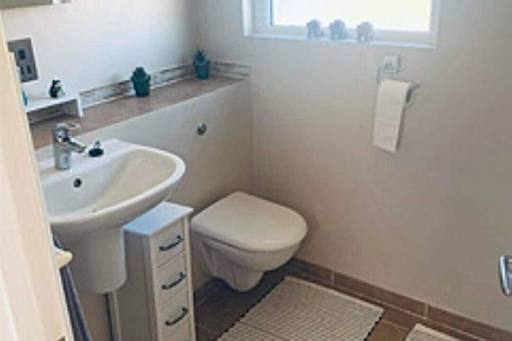 Entire apartment, The Beach House Peacehaven, Brighton, East Sussex with free parking onsite in Peacehaven, East Sussex