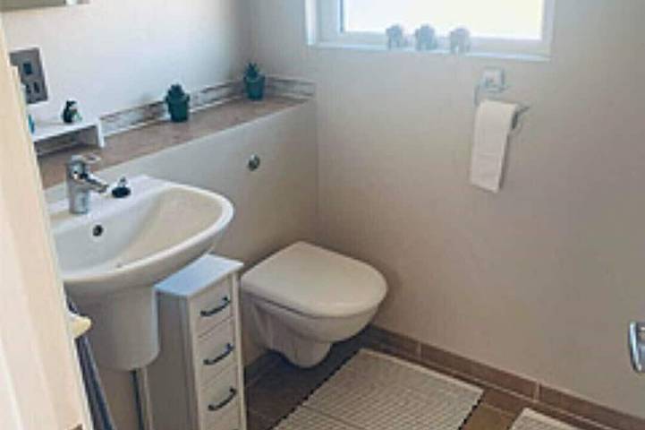 Entire apartment, The Beach House Peacehaven, Brighton, East Sussex with free parking onsite in Peacehaven, East Sussex