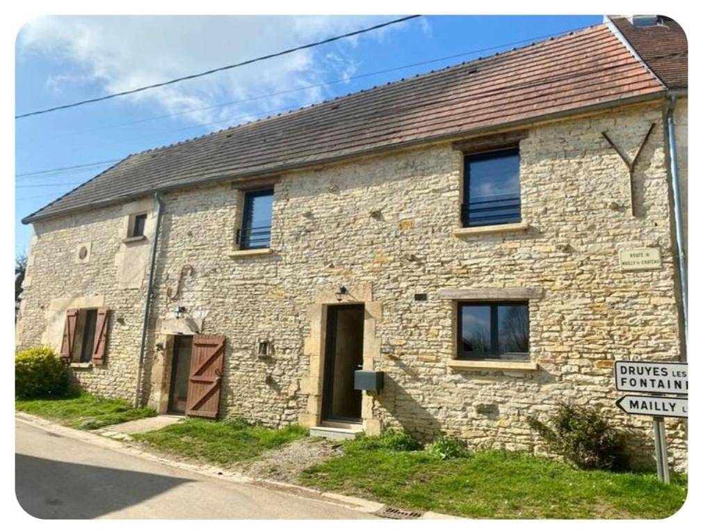 Double Room with Shared Bathroom in Fouronnes, Région d'Auxerre