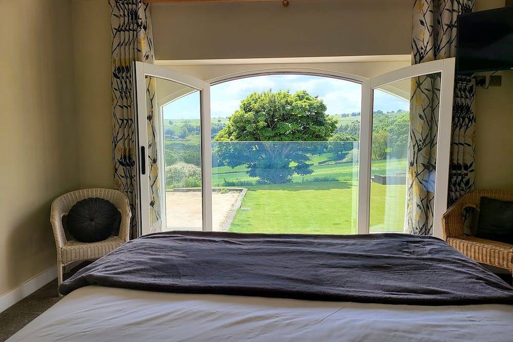 Green Barn, pet friendly, character holiday cottage in Oughtibridge in Sheffield, South Yorkshire