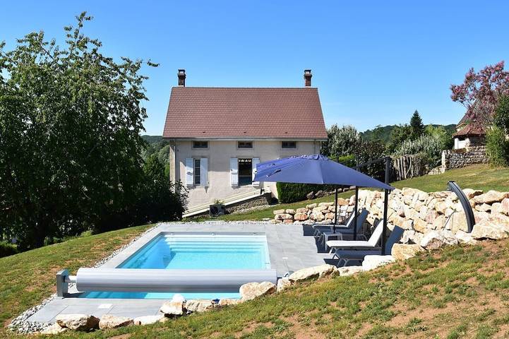 Location de vacances pour 8 personnes, avec piscine ainsi que jardin et terrasse à Martigny-le-Comte