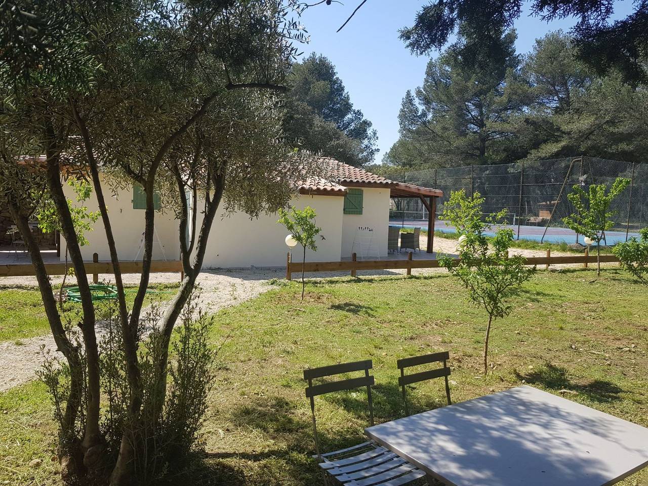 Studiowohnung mit Terrasse - Pool, Tennis, Bouleplatz in Grans, Region de Aix-en-Provence