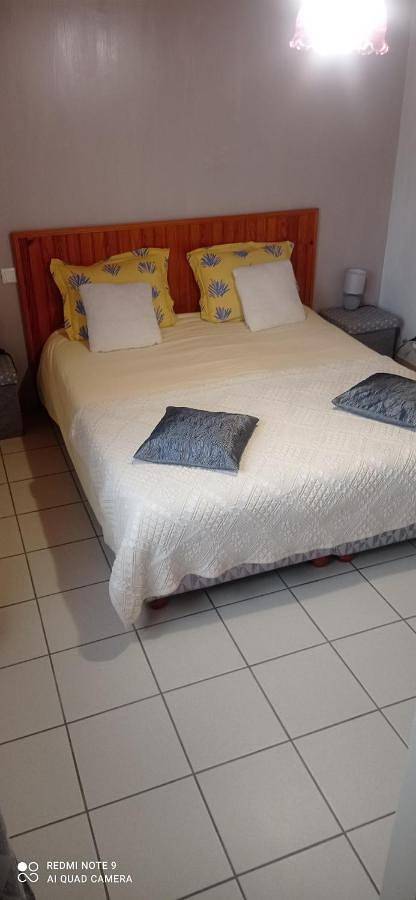 Location de vacances pour 2 personnes, avec vue ainsi que terrasse et jardin à Saint-Georges-des-Coteaux - 2