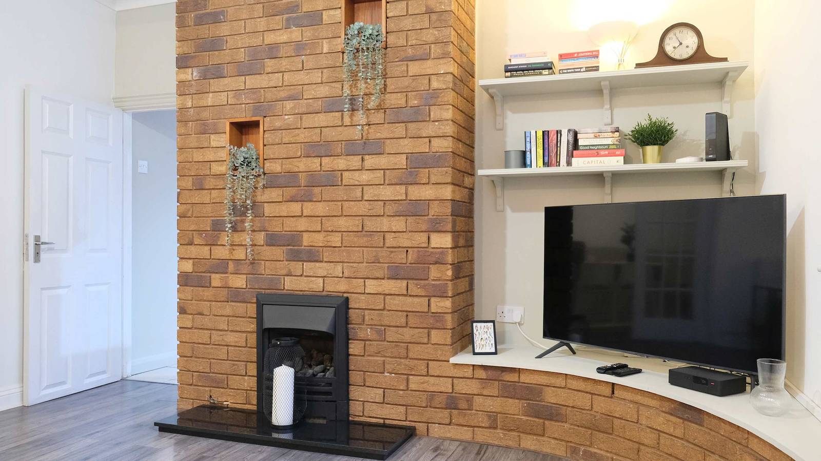 5Br Home | Ideal for Groups | Garden & Parking in Earls Barton, Northamptonshire