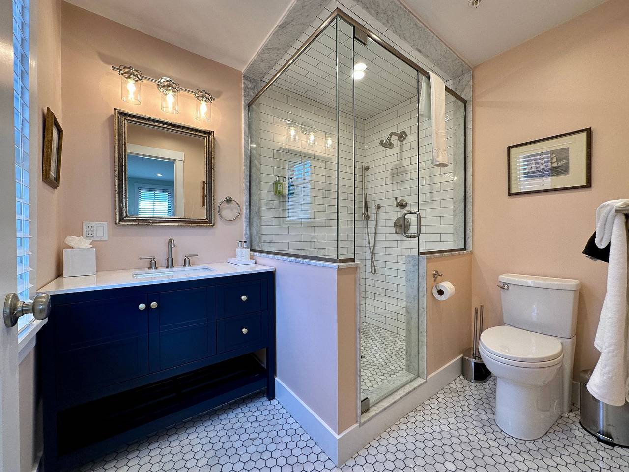 Entire apartment, Gorgeous 1 Bed/ 1 Bath/Pullout Sofa w/ Parking in Newport, Newport County