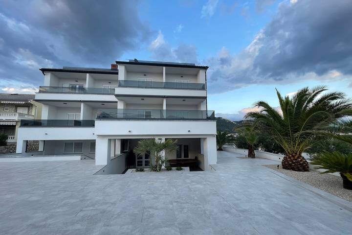 Ferienwohnung für 8 Personen, mit Balkon/Terrasse in Banjol - 4