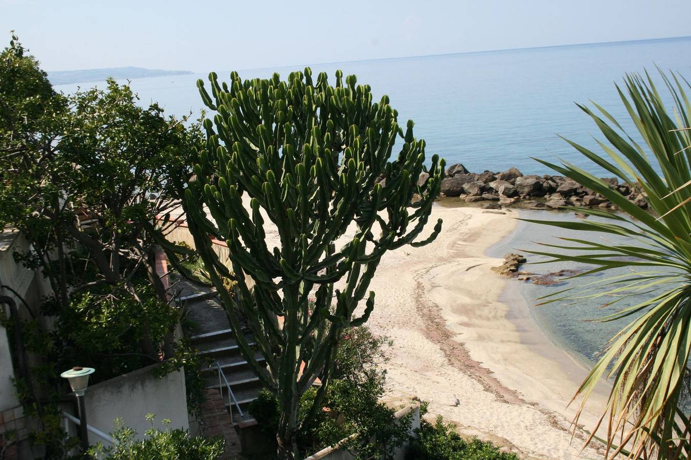 Ganze Ferienwohnung, Villa Laura liegt direkt am Meer mit direktem und privatem Zugang zum Strand in Pizzo, Vibo Valentia Provinz