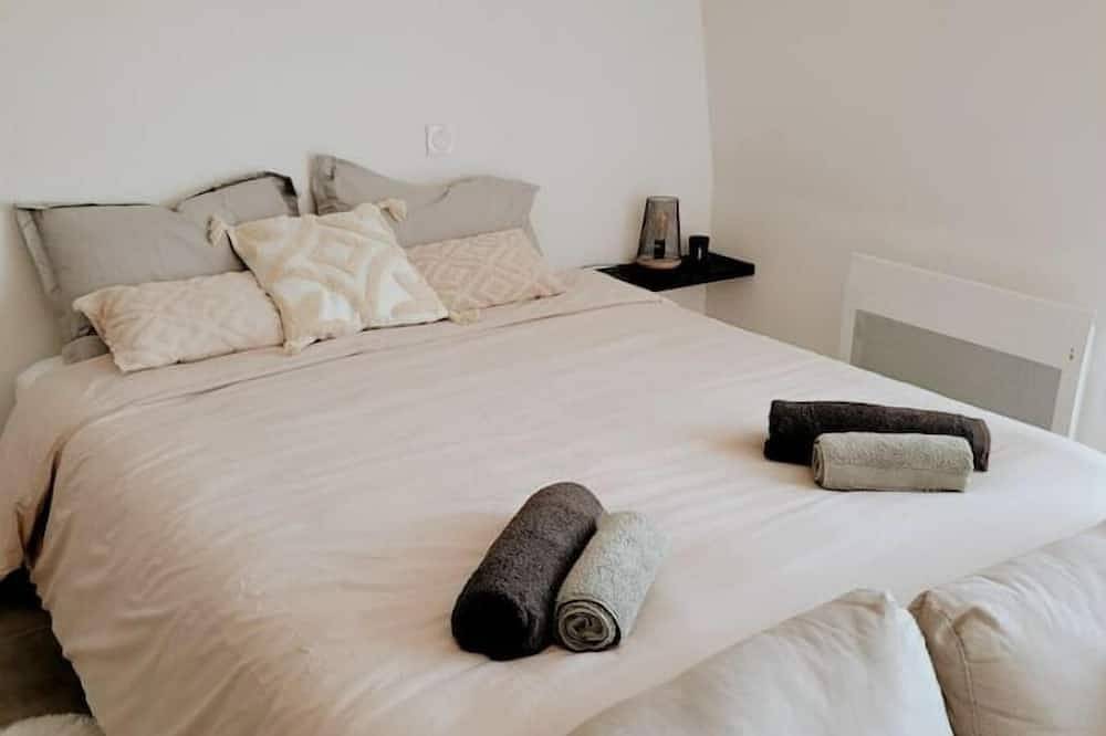 Entire apartment, Grand Studio Design 25 min Paris & 15 min Roissy Airport in Le Blanc-Mesnil, Seine-Saint-Denis