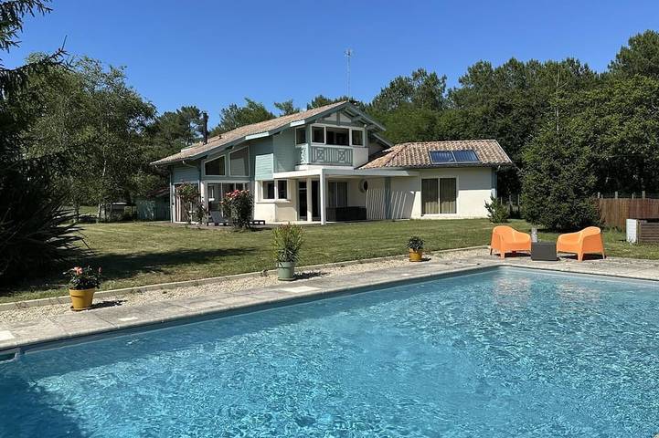 Location de vacances pour 8 personnes, avec jardin et piscine à Rivière-Saas-et-Gourby