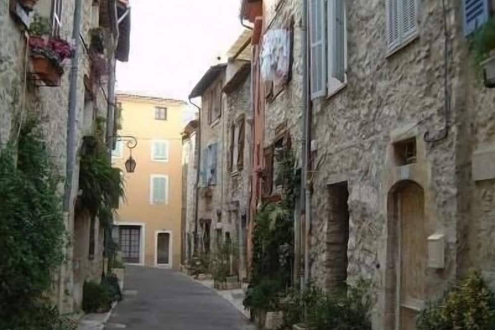 Vence - Wunderschönes Haus in der Stadtmauer des mittelalterlichen Dorfes in Vence, Mittelmeerküste (Frankreich)