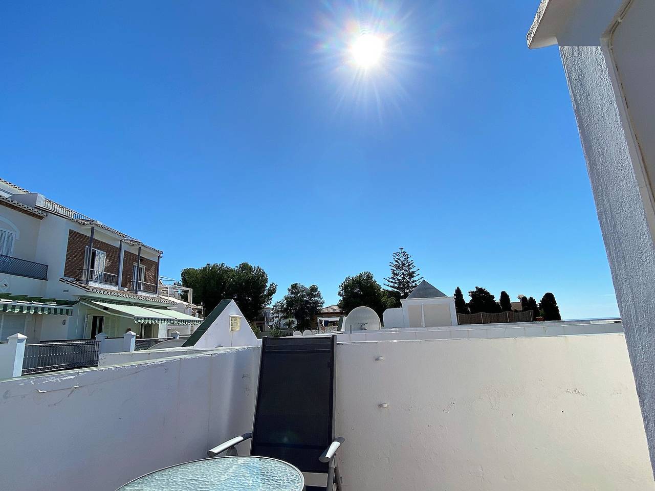 Maison moderne à Nerja avec clim, piscine commune, et Wi-Fi in Playa de Burriana, Nerja