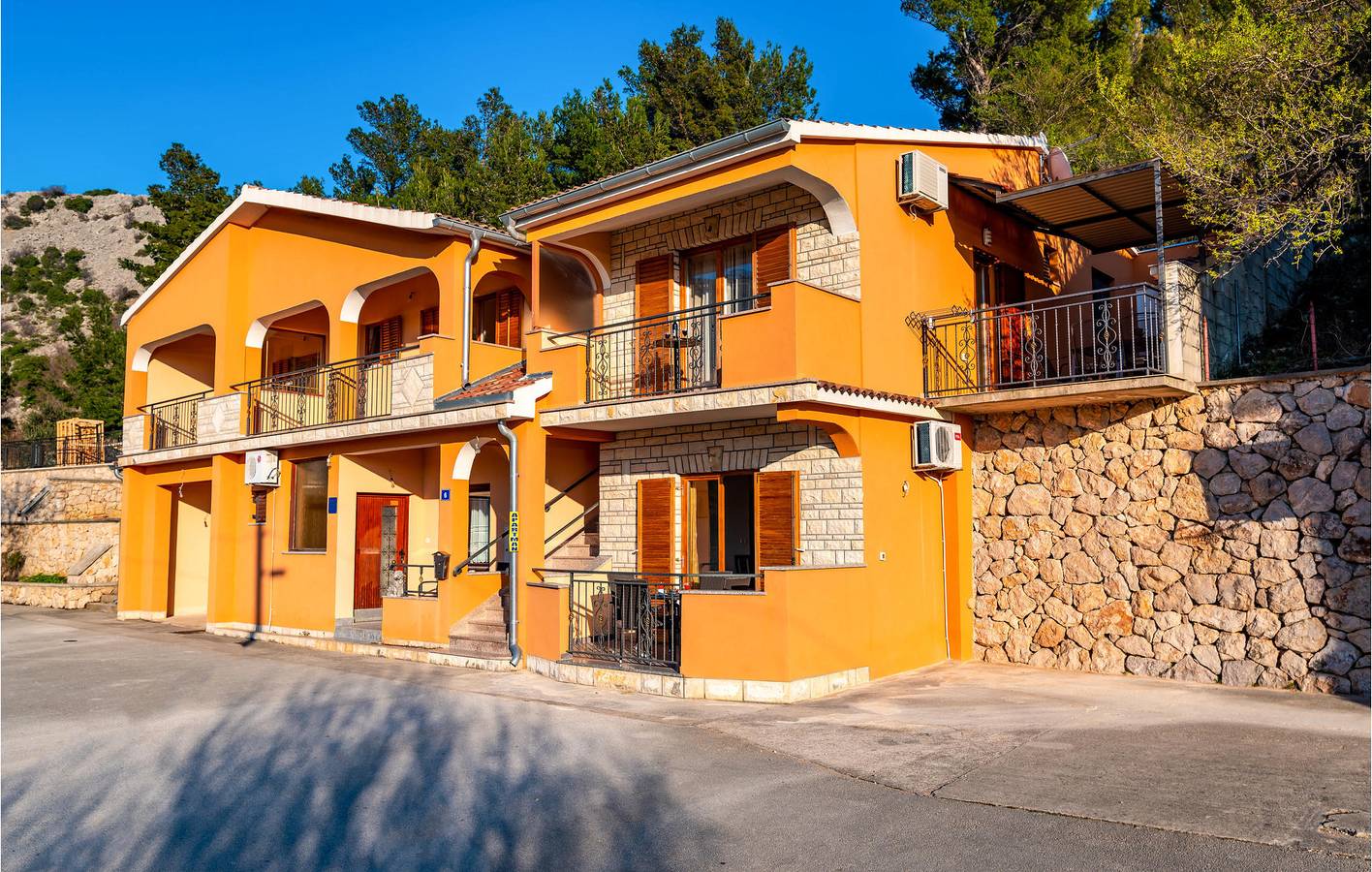 Entire holiday apartment, Cozy 1-Bedroom Apartment with Terrace, Wifi & Parking, 200m to Coastline in Jasenice, Zadar