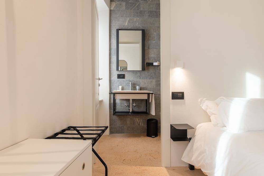 Ognissanti Suites - Cisterne Romane Suite, Suite with double -bed, private bathroom, kitchenette in Fermo (Pueblo), Fermo