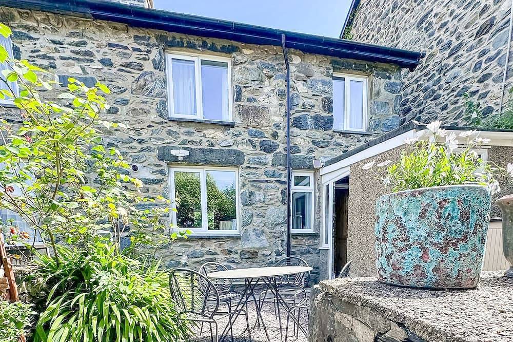 Dog Friendly Stone Cottage in Llanbedr with Log Burner | Bodelen in Llanbedr, Snowdonia