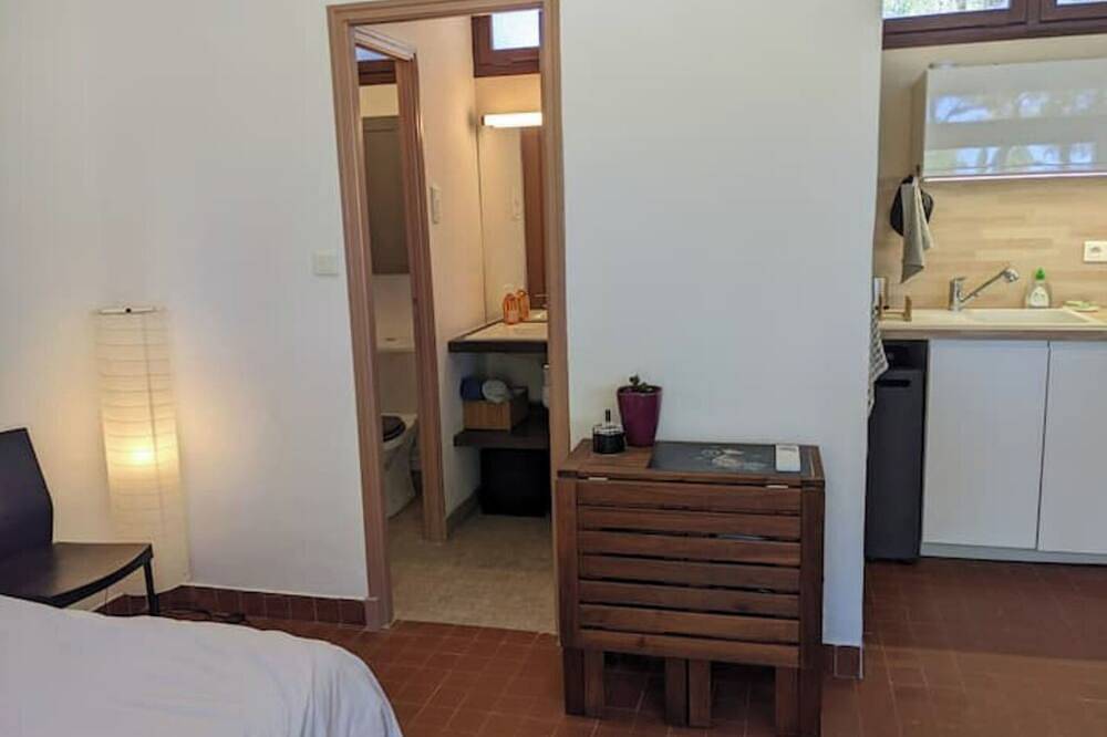 Apartamento entero, Independent studio 35m2 facing pond and beach in Saint-Chamas, Istres region