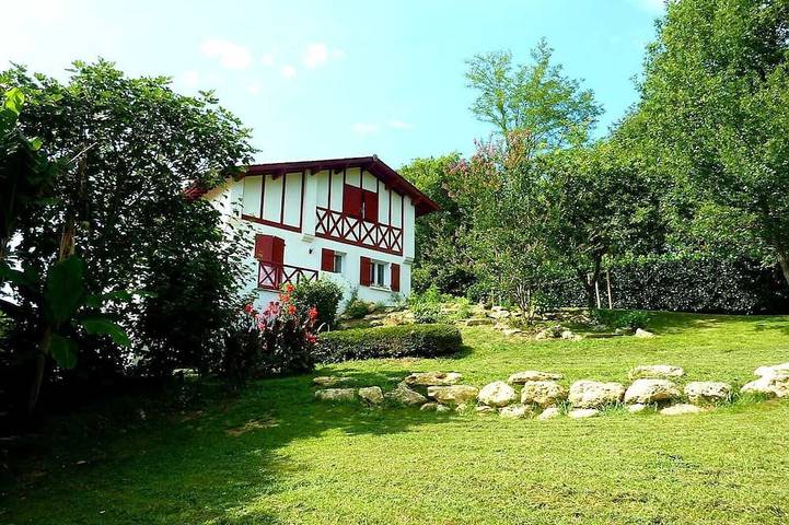 Location de vacances pour 10 personnes, avec jardin et terrasse à Louhossoa