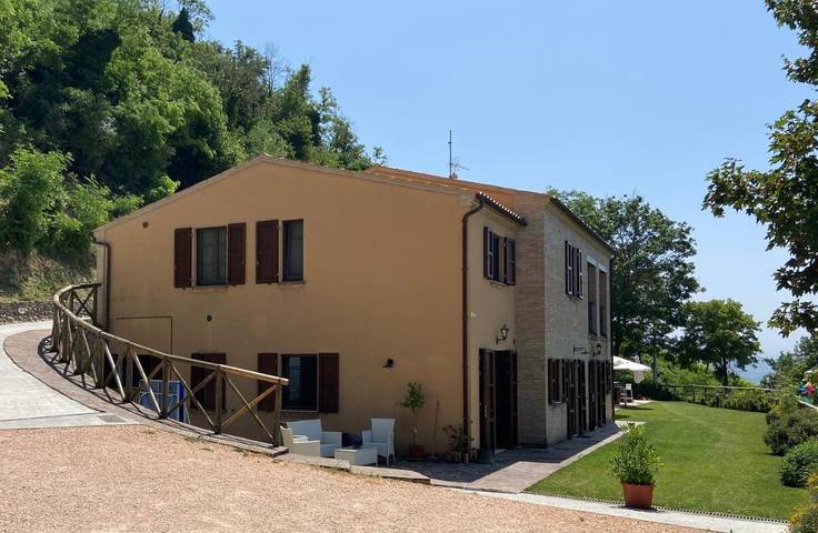 Casa vacanza per 18 persone, con piscina e panorama nonché giardino, con animali domestici a Ripatransone
