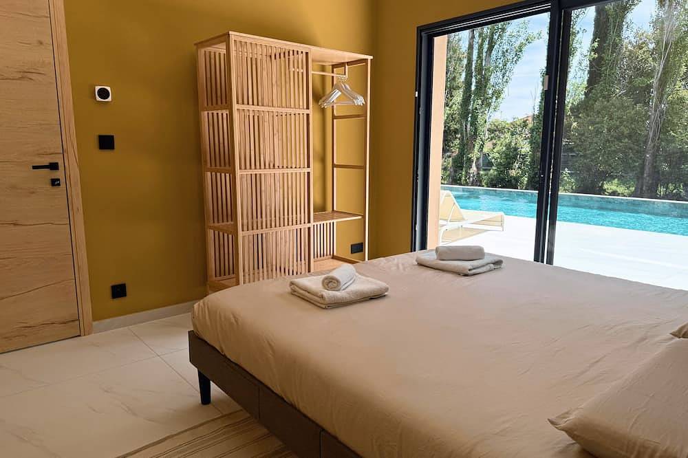 Contemporary villa for 10 guests with heated pool, gym & sauna in Sérignan-du-Comtat, Vaucluse