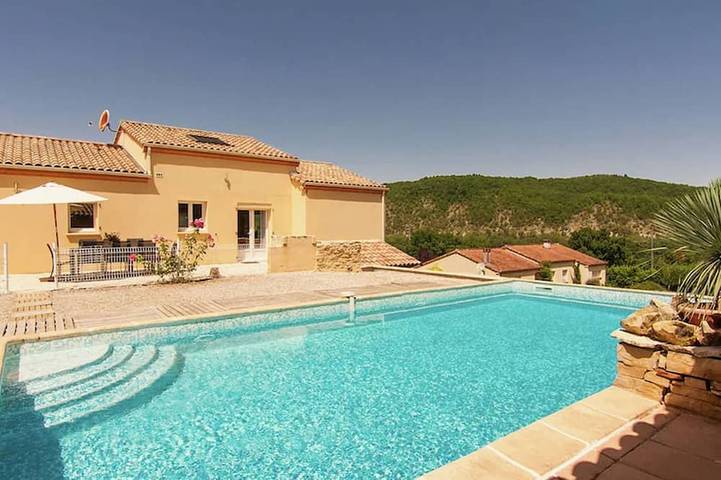 Location de vacances pour 8 personnes, avec jardin et terrasse à Calamane