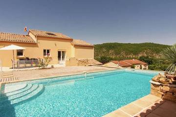 Gîte pour 8 personnes, avec terrasse et jardin à Calamane